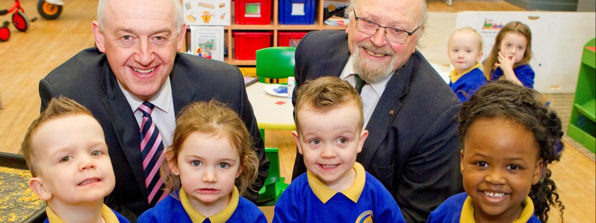 Dylan, Caoimhe, Dexter and Honey-Rae from Chirpy Chicks Pre-School Playgroup with Peter Smyth and Erskine Holmes UCIT