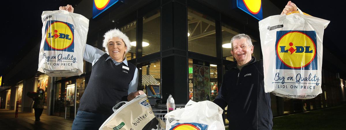2 people holding shopping bags
