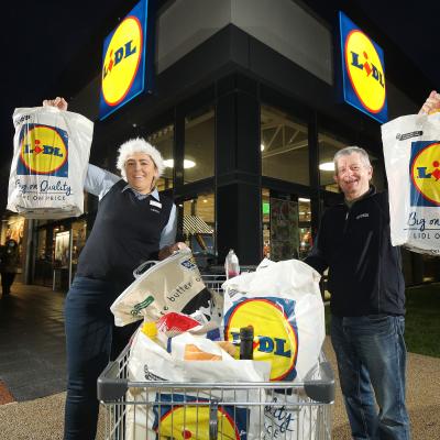 2 people holding shopping bags